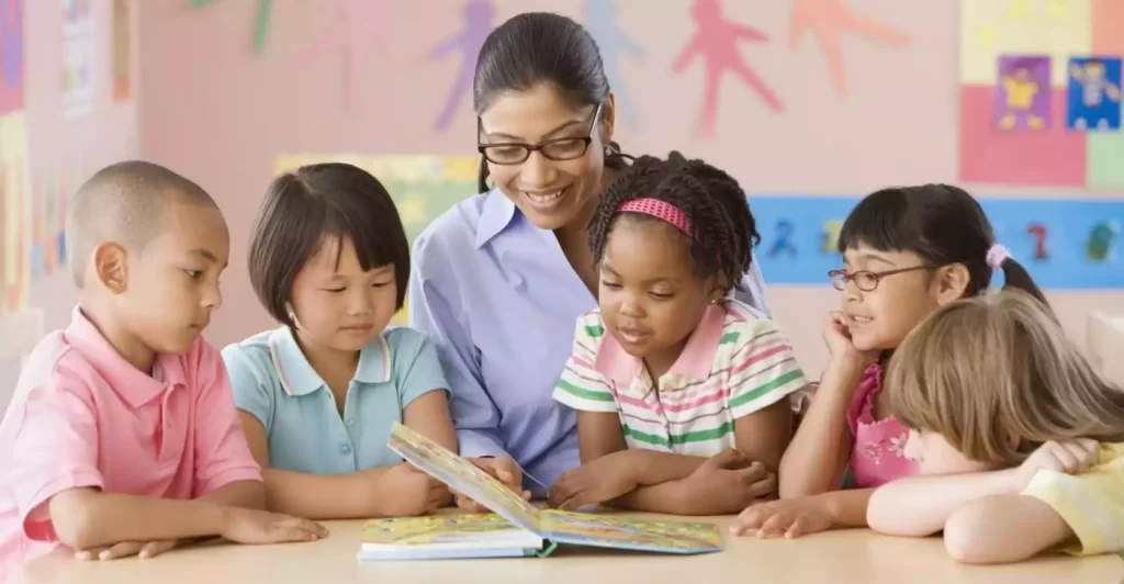 Criancas ouvindo historia na educacao infantil