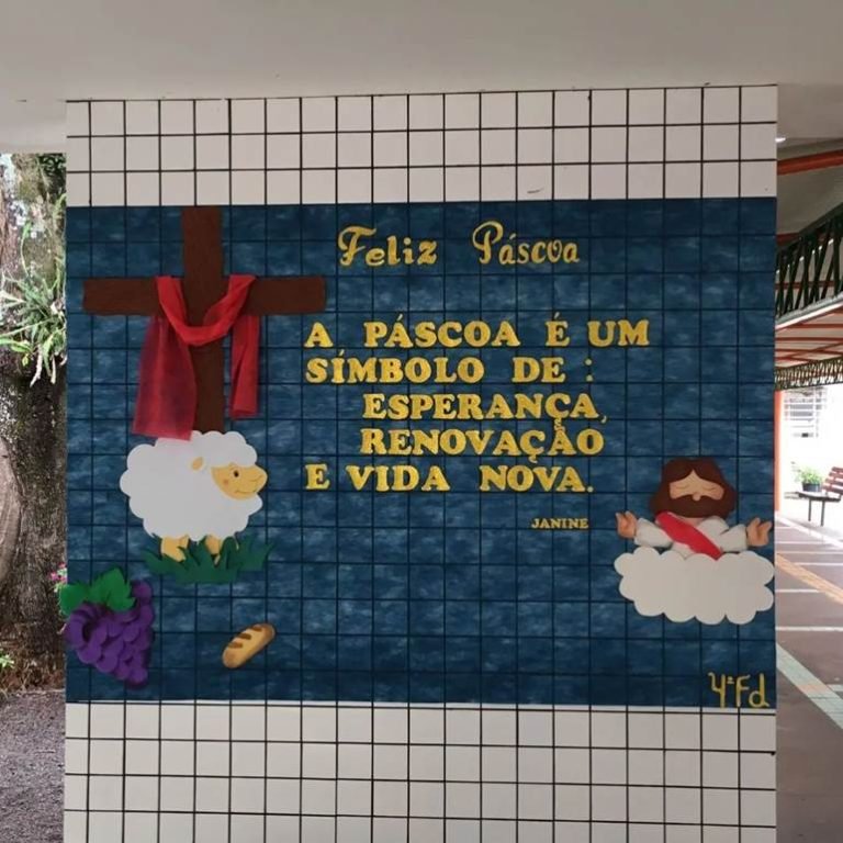 Painel com ovelha e uva na escola